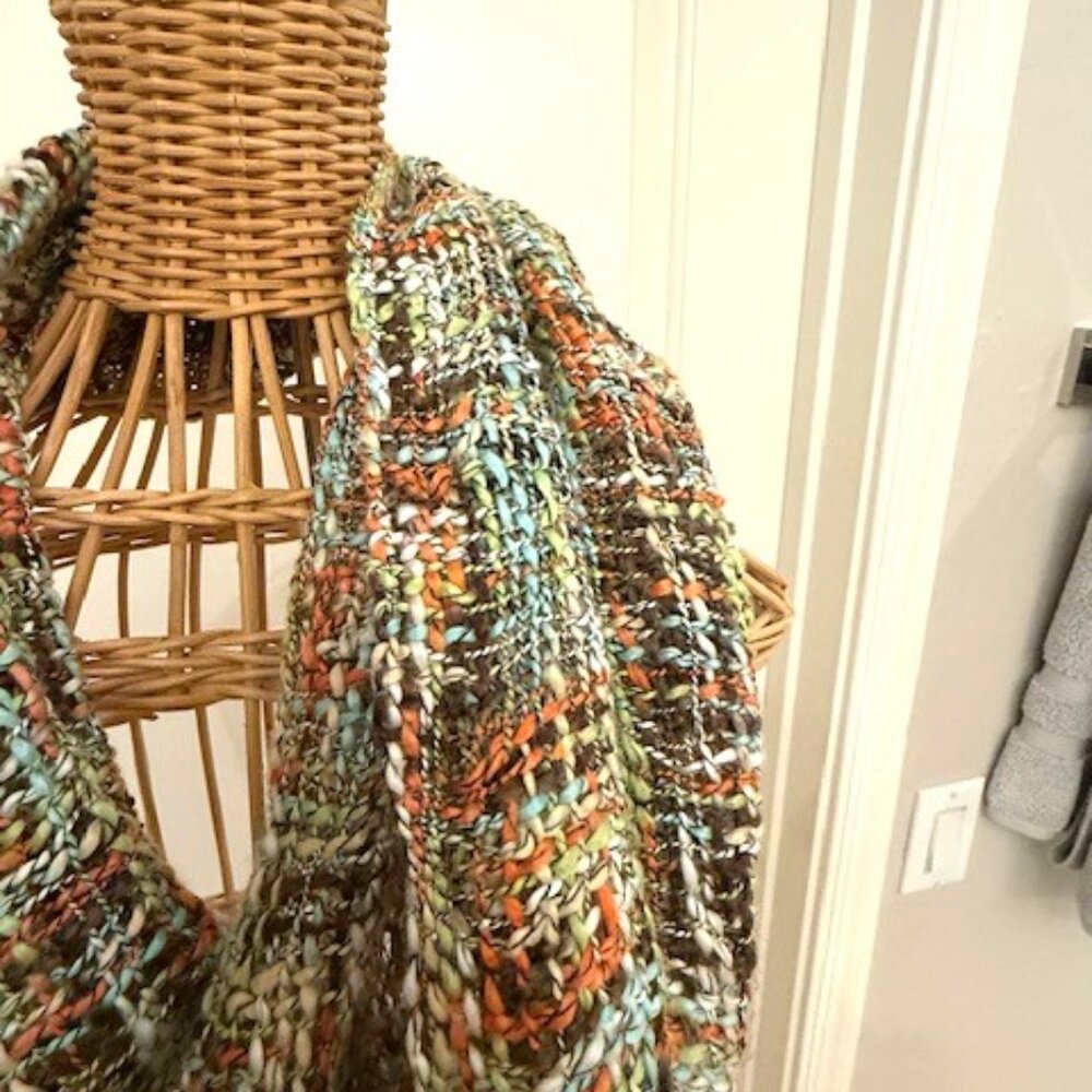 Oblong boucle knit scarf. - Picture 4 of 4